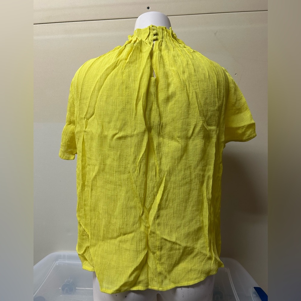 2/$20❤️- SHIRT | Women’s Amaryllis shirt size medium - Picture 3 of 6